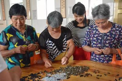 巖泉街道文化禮堂“星期日”活動 反家庭暴力宣講與來料加工技能培訓(xùn)